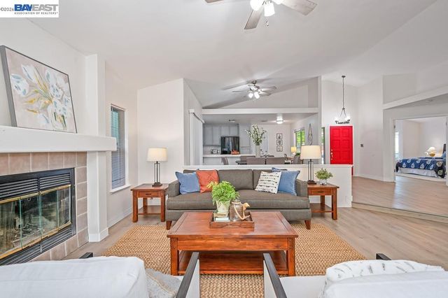 10 Fig Leaf Ct, Sacramento, CA 95838
