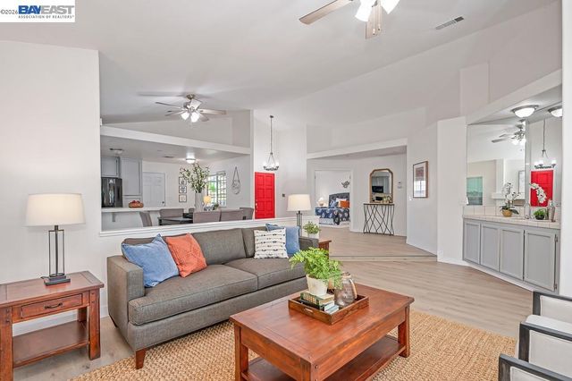 10 Fig Leaf Ct, Sacramento, CA 95838