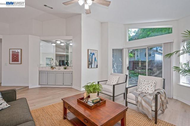 10 Fig Leaf Ct, Sacramento, CA 95838