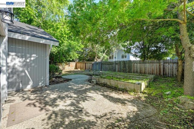 10 Fig Leaf Ct, Sacramento, CA 95838