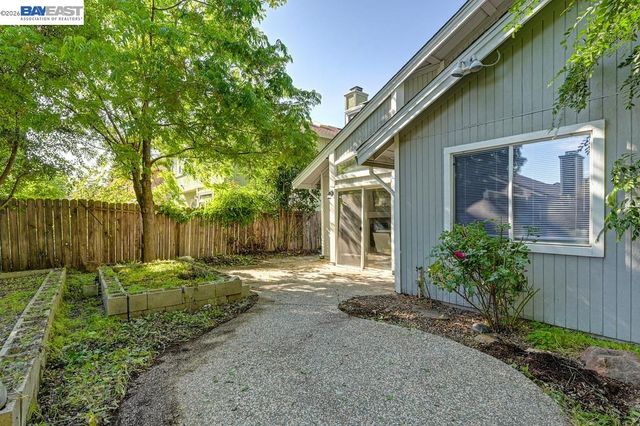 10 Fig Leaf Ct, Sacramento, CA 95838