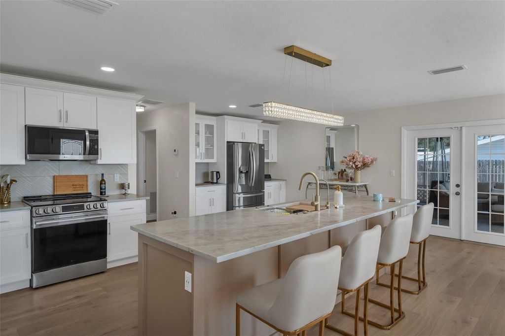 Image 18 of property listing at 606 N SHORE DRIVE, Leesburg, FL 34748