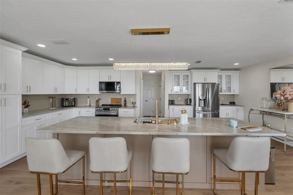 Image 19 of property listing at 606 N SHORE DRIVE, Leesburg, FL 34748