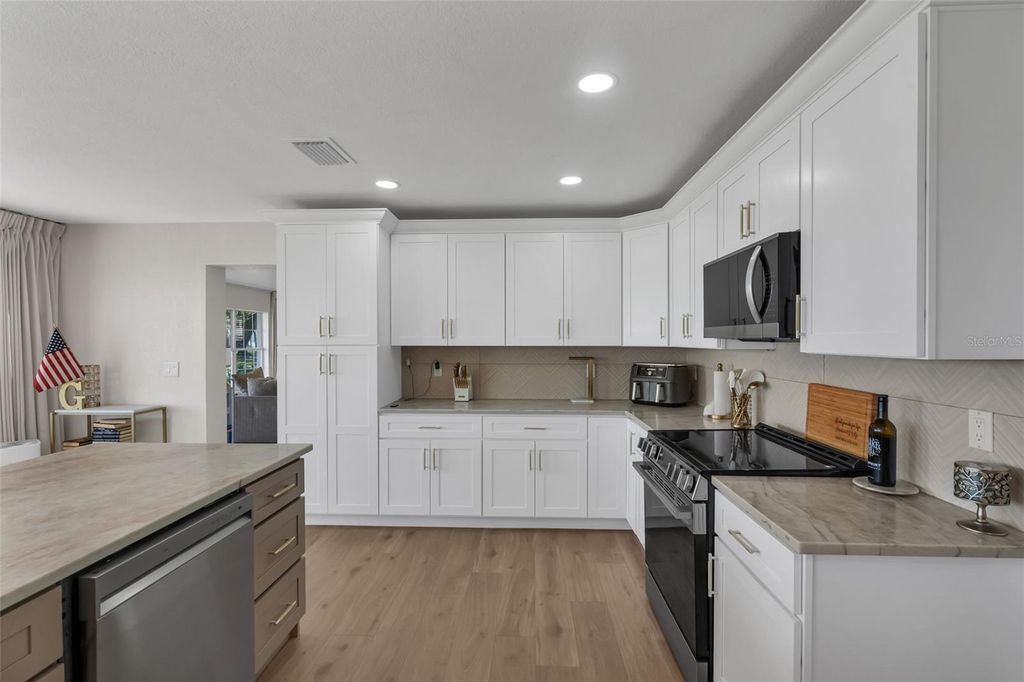 Image 24 of property listing at 606 N SHORE DRIVE, Leesburg, FL 34748