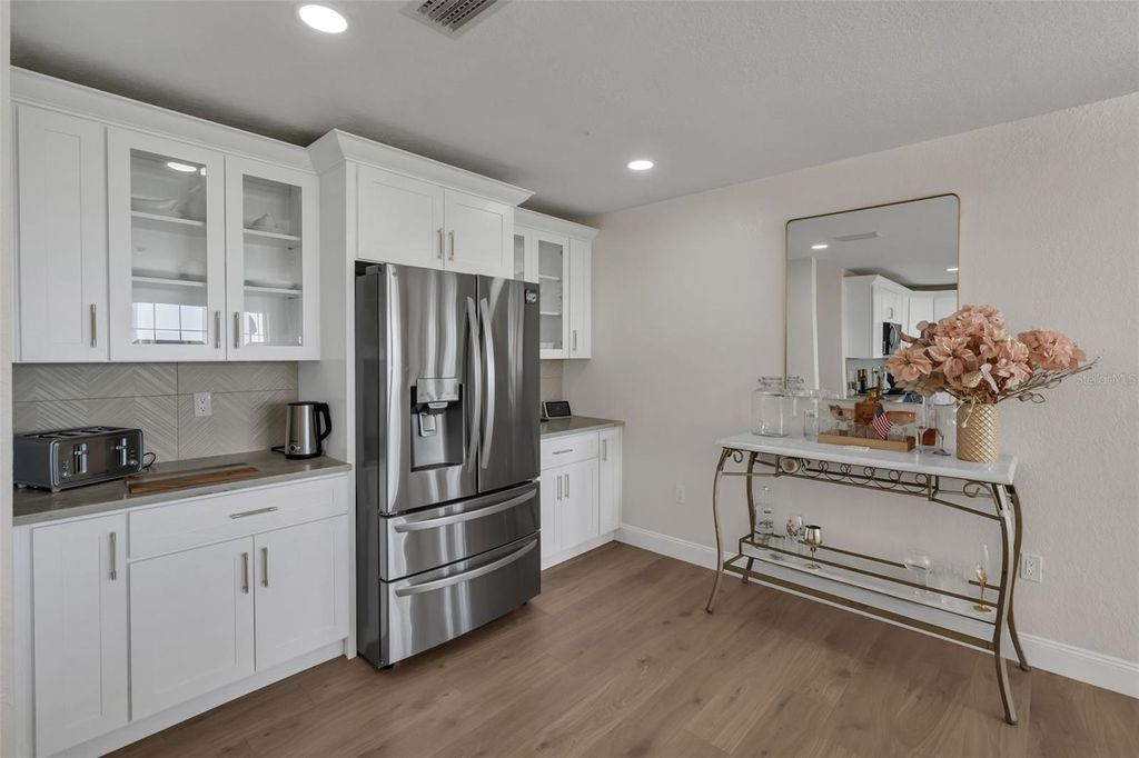 Image 25 of property listing at 606 N SHORE DRIVE, Leesburg, FL 34748