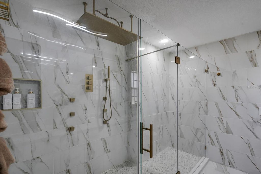 Image 29 of property listing at 606 N SHORE DRIVE, Leesburg, FL 34748