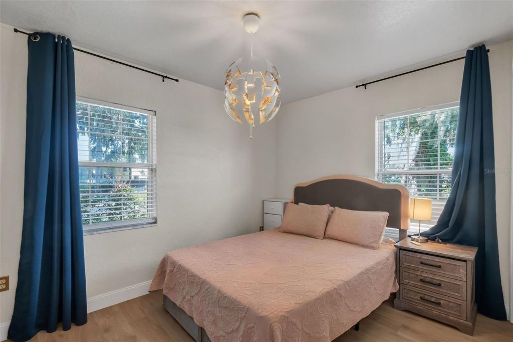 Image 33 of property listing at 606 N SHORE DRIVE, Leesburg, FL 34748