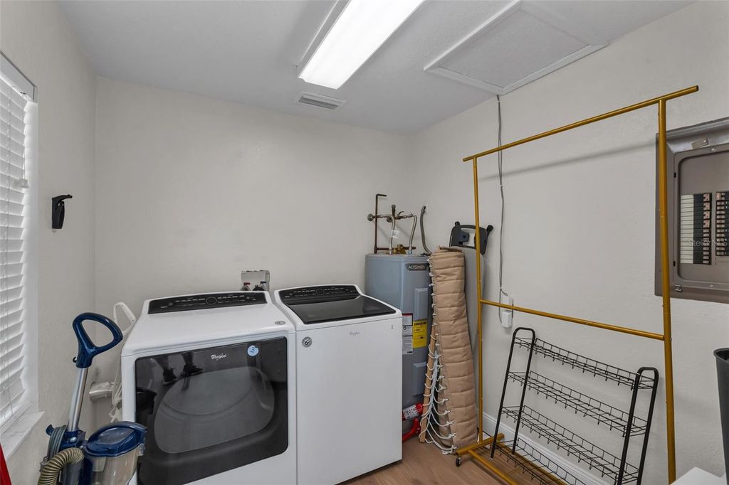 Image 38 of property listing at 606 N SHORE DRIVE, Leesburg, FL 34748