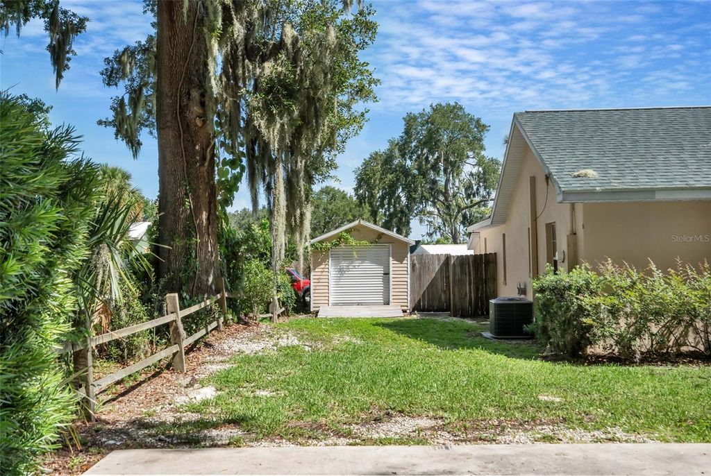 Image 44 of property listing at 606 N SHORE DRIVE, Leesburg, FL 34748