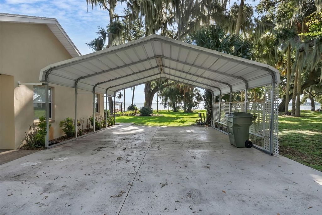 Image 8 of property listing at 606 N SHORE DRIVE, Leesburg, FL 34748