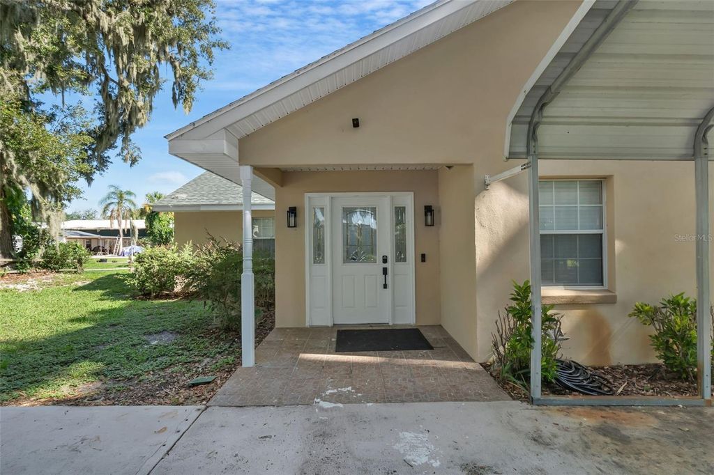 Image 9 of property listing at 606 N SHORE DRIVE, Leesburg, FL 34748