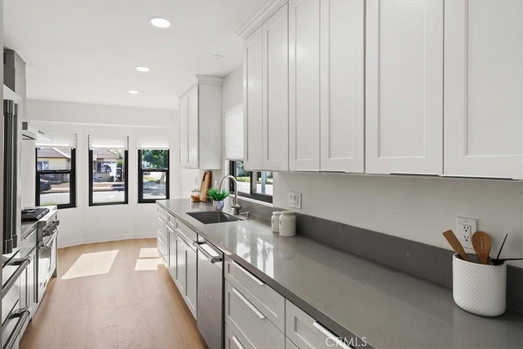 Image 14 of property listing at 3893 Cherrywood, Los Angeles, CA 90008