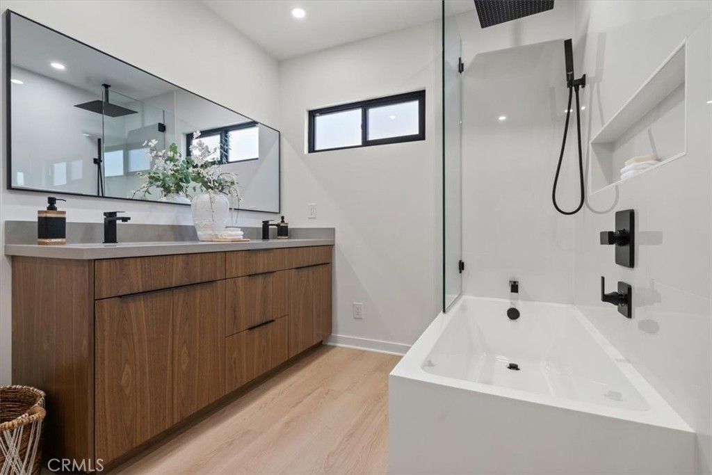 Image 20 of property listing at 3893 Cherrywood, Los Angeles, CA 90008