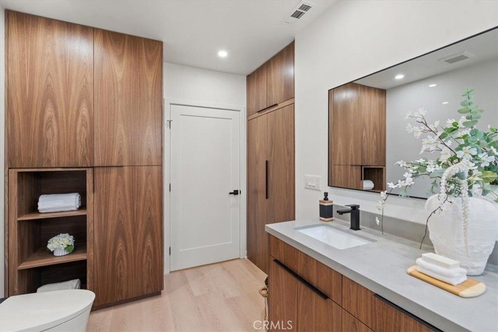 Image 21 of property listing at 3893 Cherrywood, Los Angeles, CA 90008