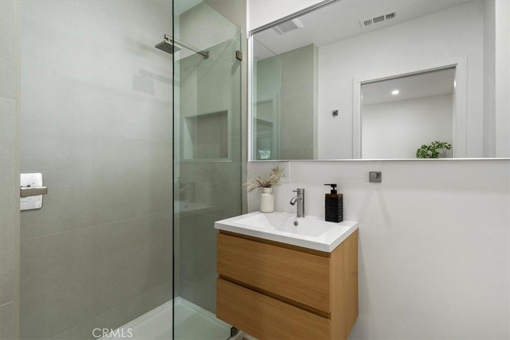 Image 27 of property listing at 3893 Cherrywood, Los Angeles, CA 90008