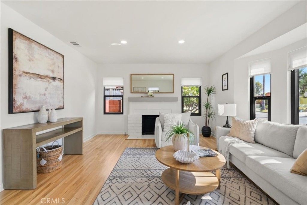 Image 3 of property listing at 3893 Cherrywood, Los Angeles, CA 90008