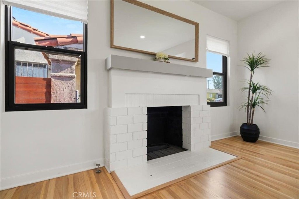 Image 4 of property listing at 3893 Cherrywood, Los Angeles, CA 90008