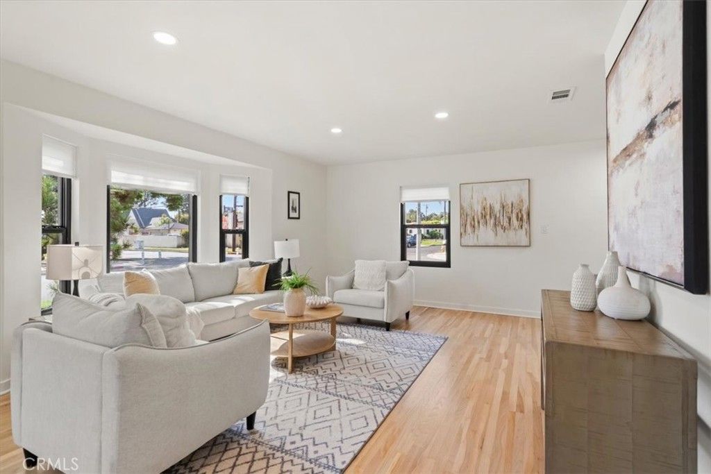 Image 5 of property listing at 3893 Cherrywood, Los Angeles, CA 90008