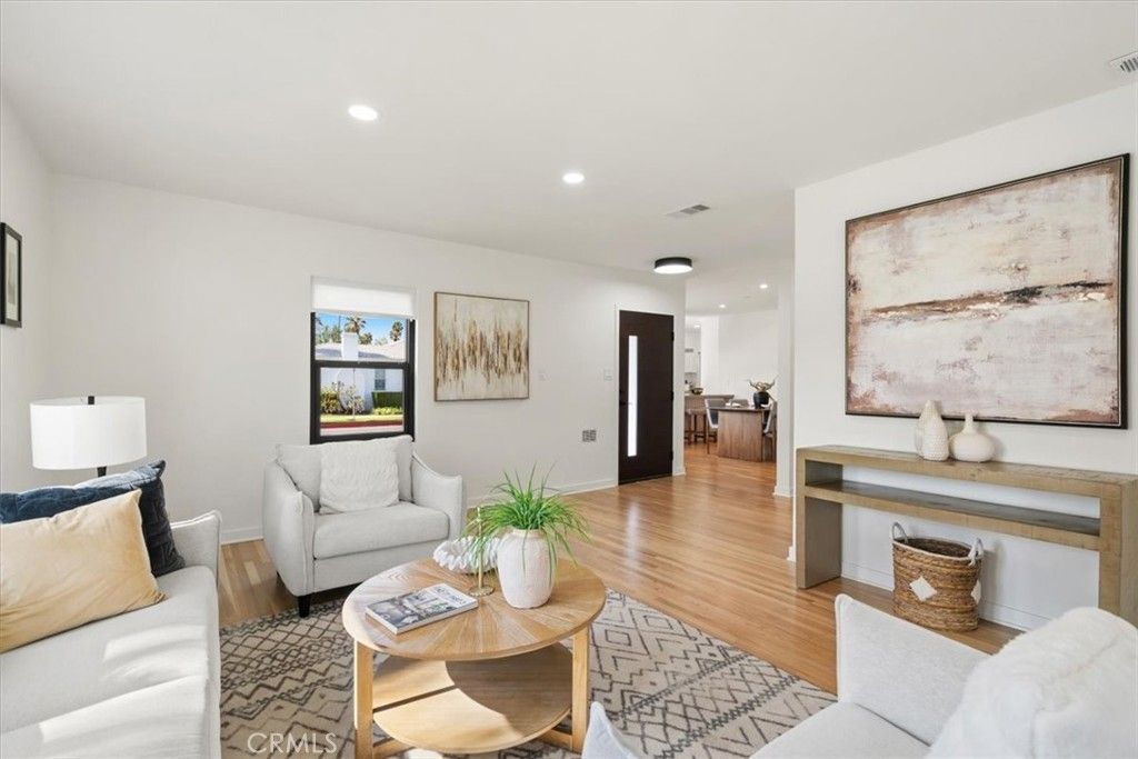 Image 6 of property listing at 3893 Cherrywood, Los Angeles, CA 90008
