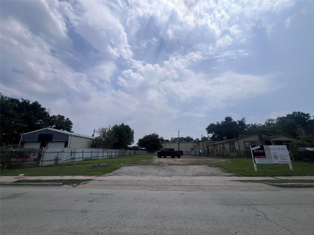 720 W 24th Street, Houston, TX 77008