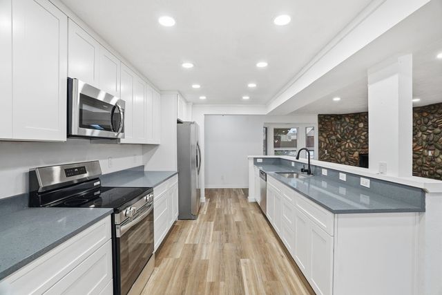 11712 N King Arthur Dr, Spokane, WA 99218