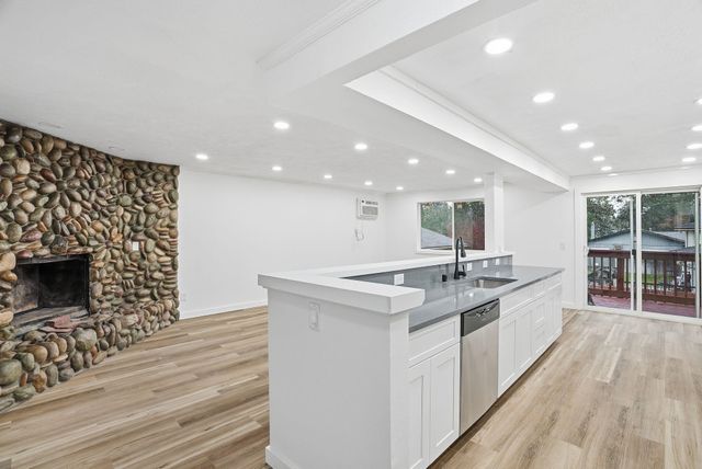 11712 N King Arthur Dr, Spokane, WA 99218