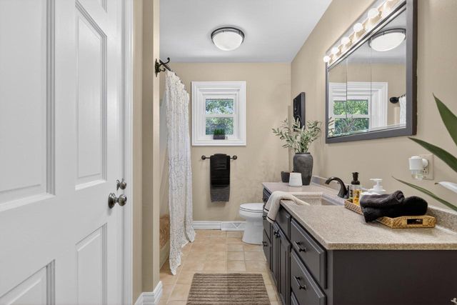 N6W31264 Alberta DRIVE, Delafield, WI 53018