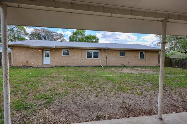 705 S La Grange Street, Flatonia, TX 78941