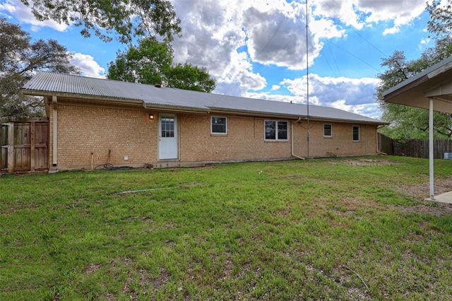 705 S La Grange Street, Flatonia, TX 78941