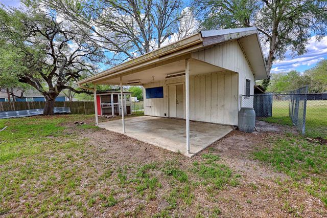 705 S La Grange Street, Flatonia, TX 78941