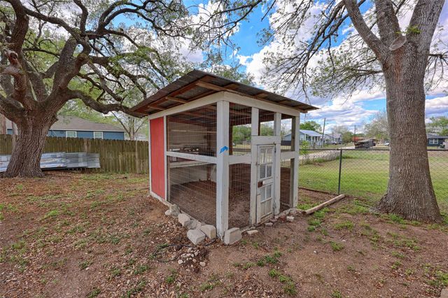 705 S La Grange Street, Flatonia, TX 78941