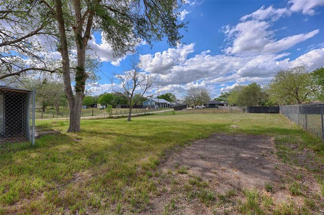 705 S La Grange Street, Flatonia, TX 78941