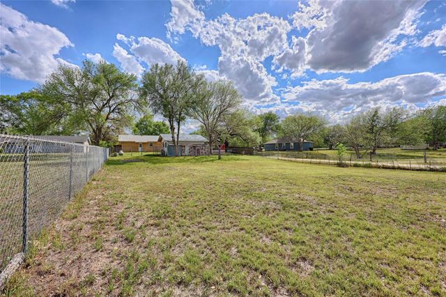 705 S La Grange Street, Flatonia, TX 78941