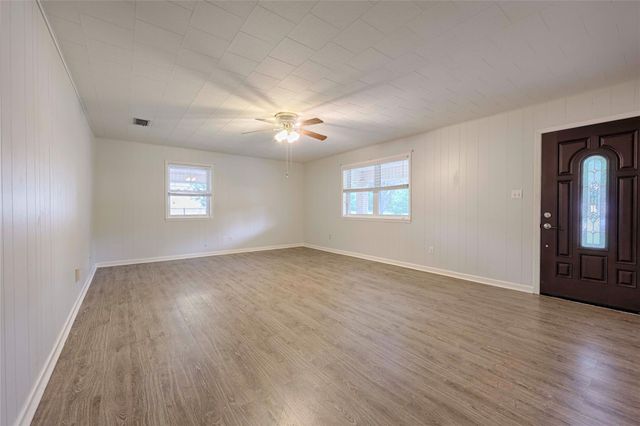 705 S La Grange Street, Flatonia, TX 78941