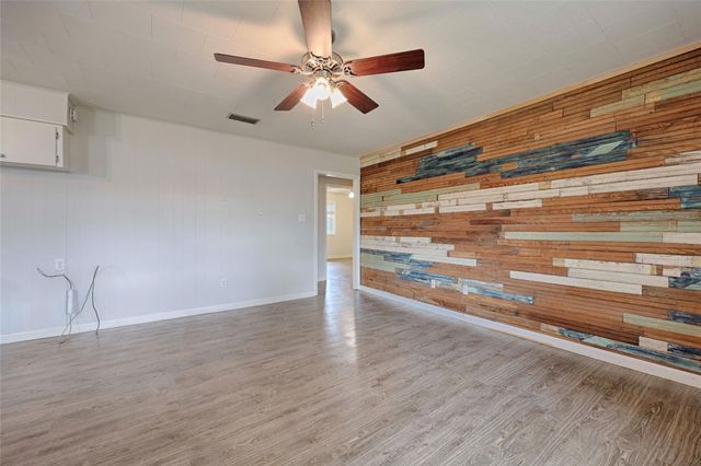 705 S La Grange Street, Flatonia, TX 78941