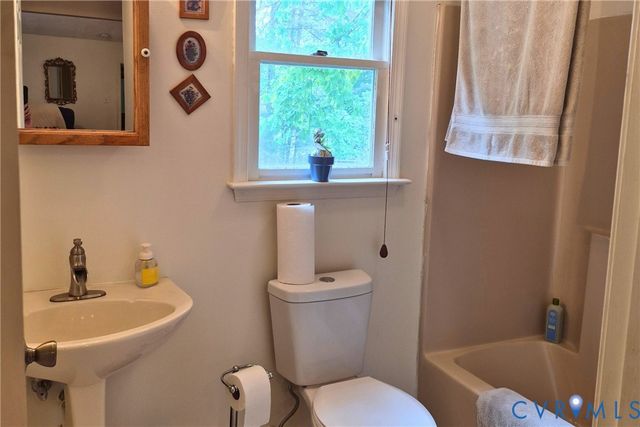 307 Whispering Pine Ln, Bumpass, VA 23024