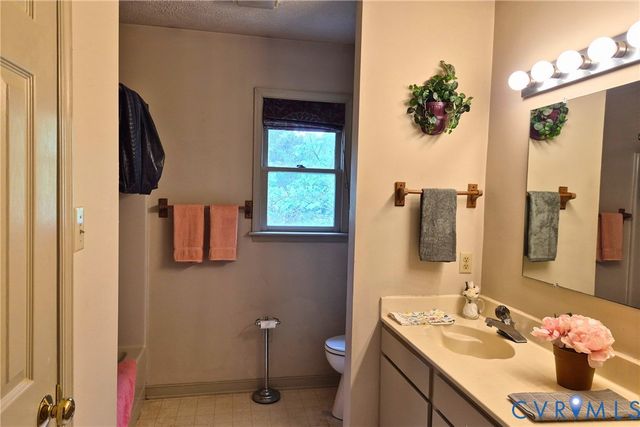 307 Whispering Pine Ln, Bumpass, VA 23024