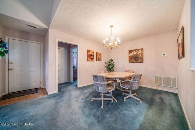 8200 Fox Hall Pl, Lyndon, KY 40242