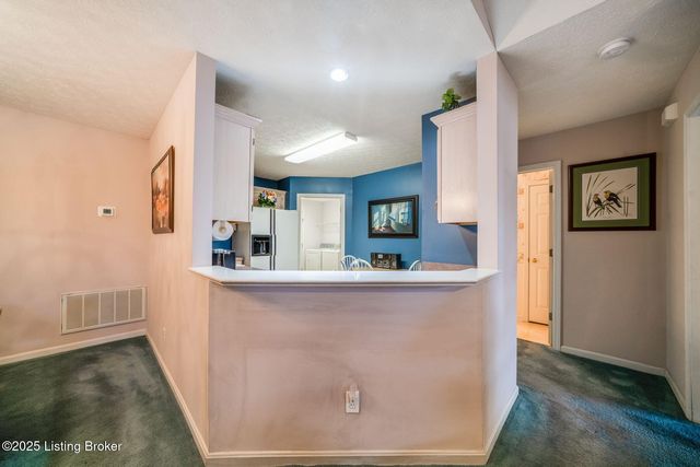 8200 Fox Hall Pl, Lyndon, KY 40242