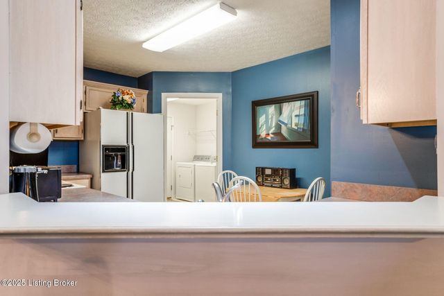 8200 Fox Hall Pl, Lyndon, KY 40242