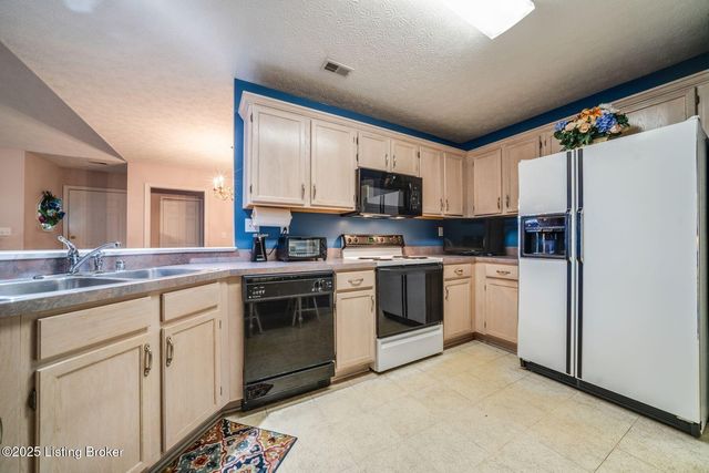 8200 Fox Hall Pl, Lyndon, KY 40242