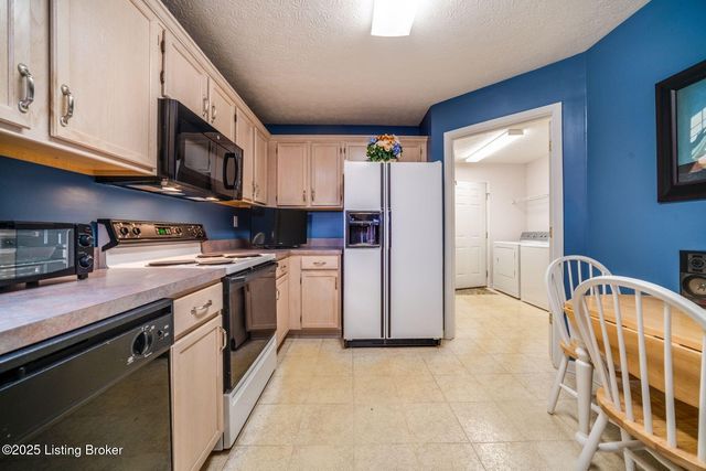 8200 Fox Hall Pl, Lyndon, KY 40242