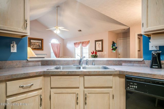 8200 Fox Hall Pl, Lyndon, KY 40242