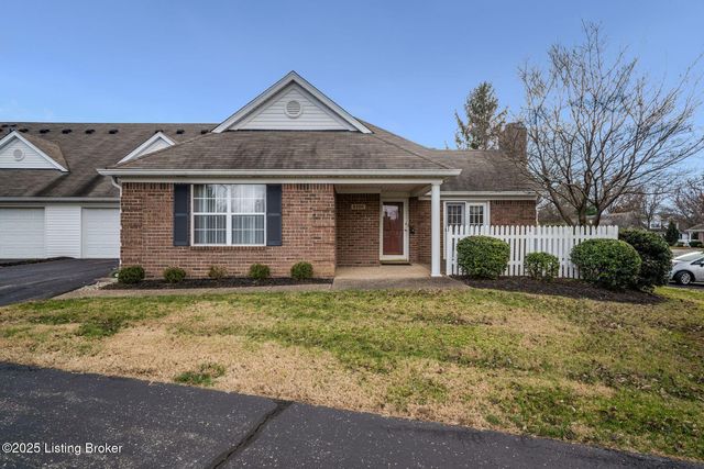 8200 Fox Hall Pl, Lyndon, KY 40242