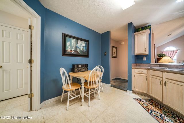 8200 Fox Hall Pl, Lyndon, KY 40242