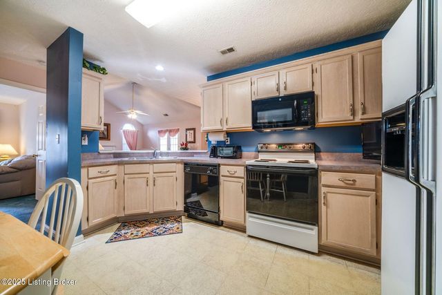 8200 Fox Hall Pl, Lyndon, KY 40242