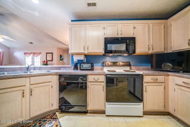 8200 Fox Hall Pl, Lyndon, KY 40242