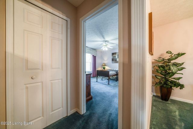 8200 Fox Hall Pl, Lyndon, KY 40242