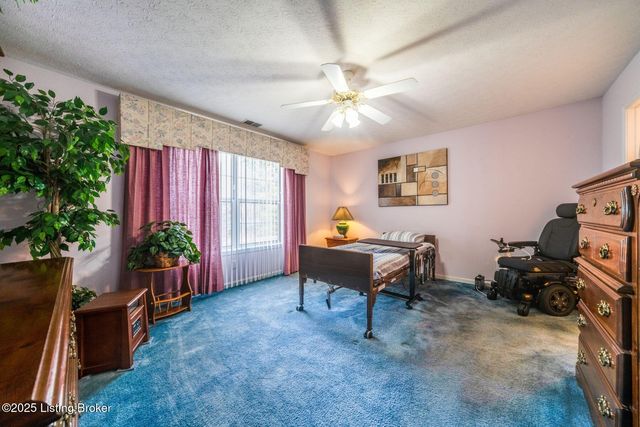 8200 Fox Hall Pl, Lyndon, KY 40242