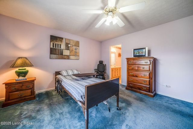 8200 Fox Hall Pl, Lyndon, KY 40242